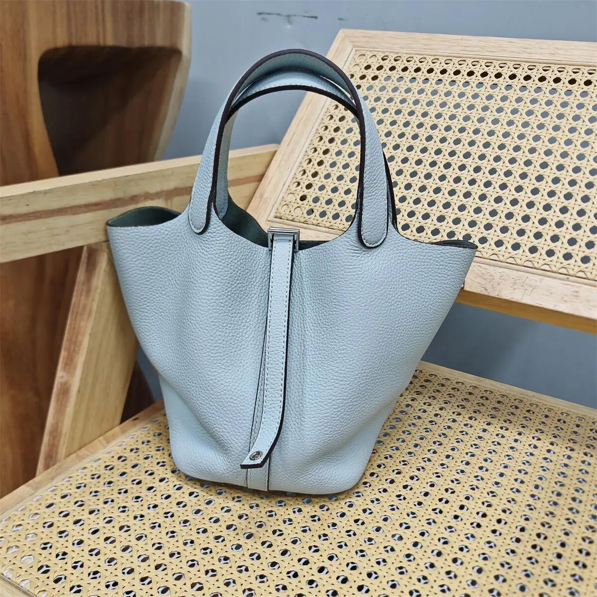 Bolsa Feminina em Couro Bovino Premium – Estilo Europeu, Design Casual com Alça Macia