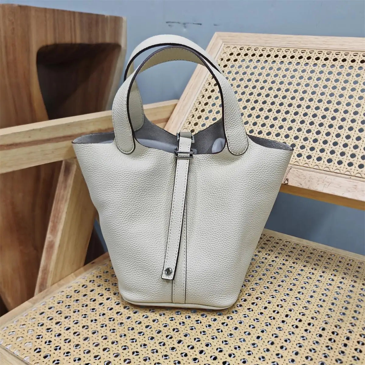 Bolsa Feminina em Couro Bovino Premium – Estilo Europeu, Design Casual com Alça Macia