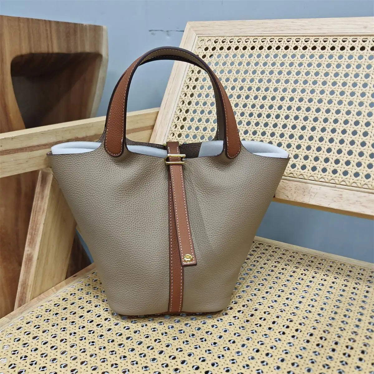 Bolsa Feminina em Couro Bovino Premium – Estilo Europeu, Design Casual com Alça Macia