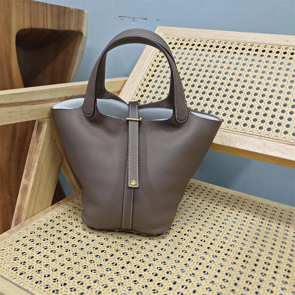 Bolsa Feminina em Couro Bovino Premium – Estilo Europeu, Design Casual com Alça Macia